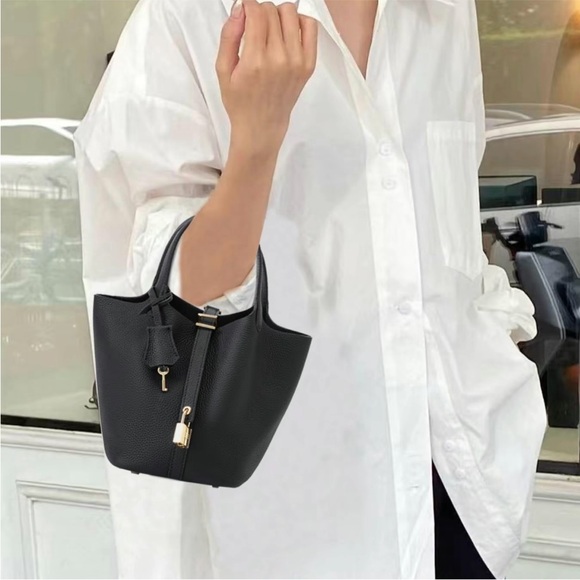 NEW | Women’s Black Leather Bucket Bag - Picture 3 of 7